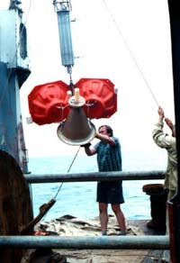 Приготовление седиментационной ловушки для станции в Индийском океане.